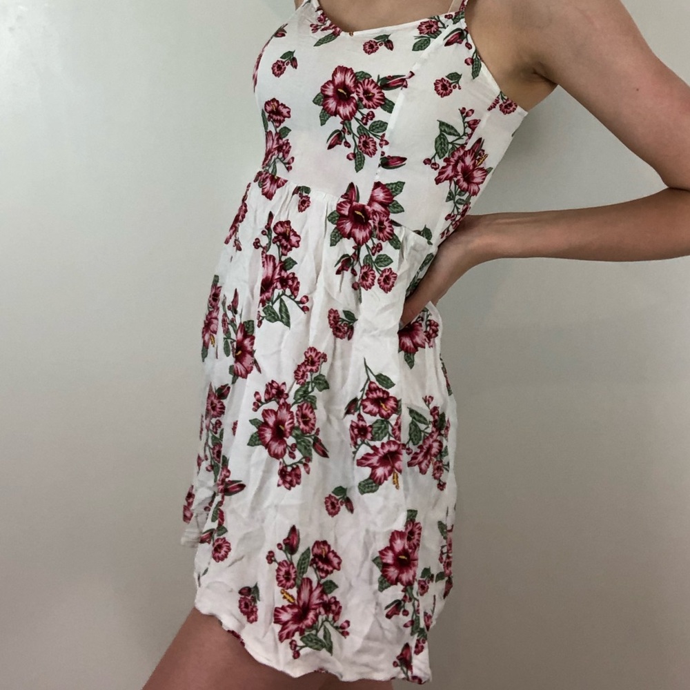 Super cute summery floral dress! 💜